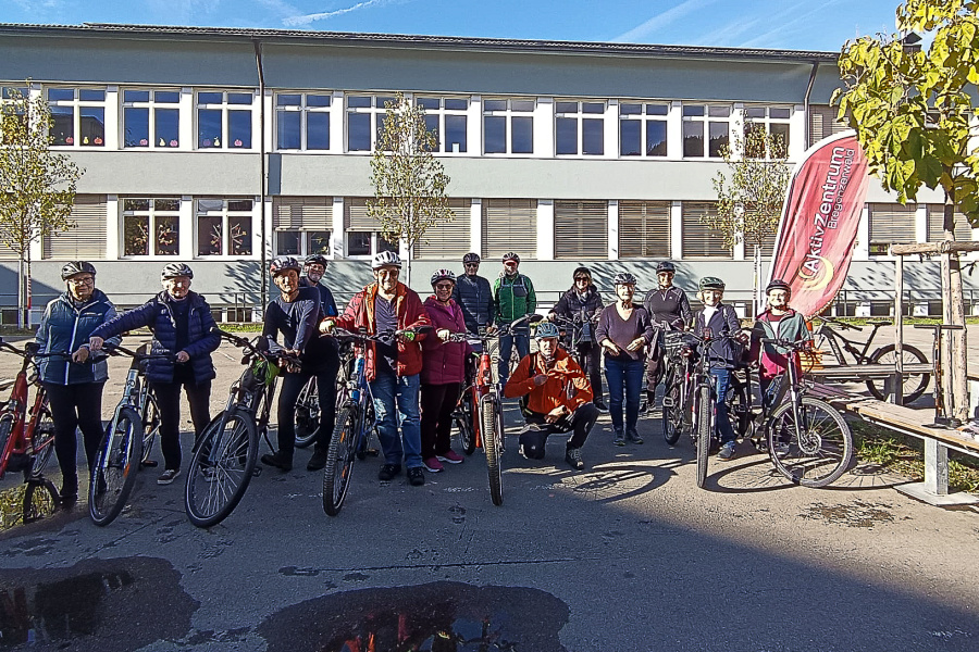 Ein Gruppenfoto mit den Teilnehmer:innen des E-Bike-Kurs