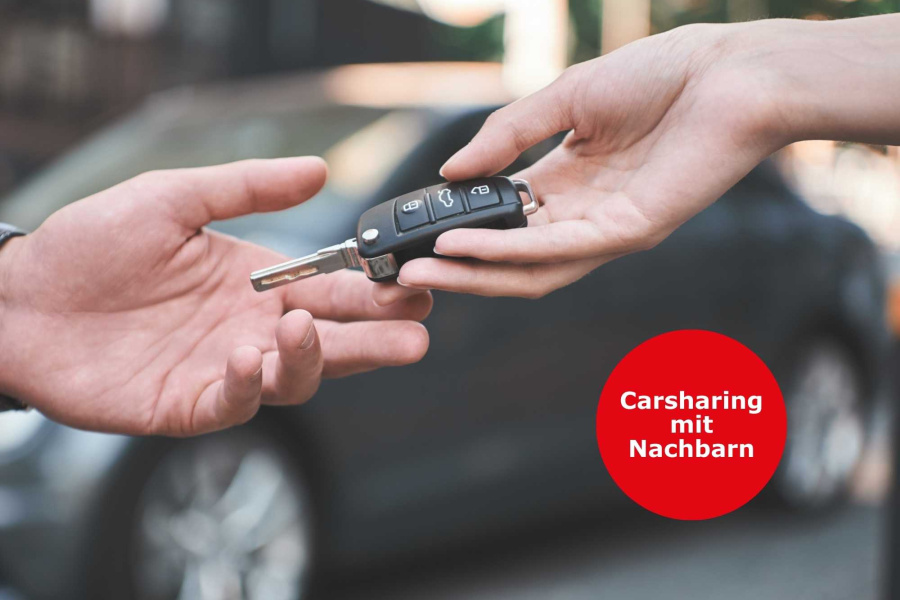 Ein Autoschlüssel wird von einer Person einer anderen in die Hand gegeben. Im Hintergrund unscharf ein Auto. 