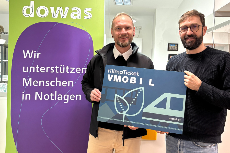 Mobilbegleiter Christoph Plangger übergibt symbolisch ein Klimaticket VMOBIL an dowas Geschäftsführer Ferdinand Koller