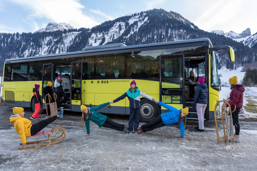 Bus mit Kinder im Schnee