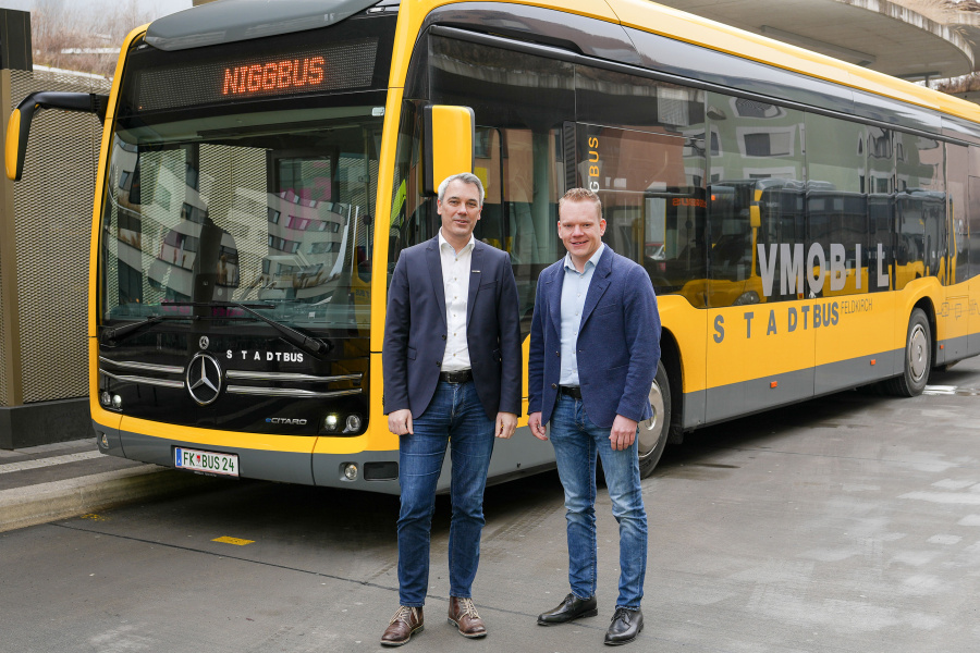 Vor einem Stadtbus Feldkirch: VVV Geschäftsführer Christian Hillbrand und Landesstatthalter Christof Bitschi
