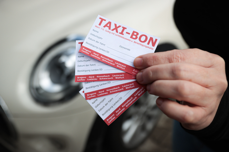 Abbildung der Taxi-Bons vor einem Auto