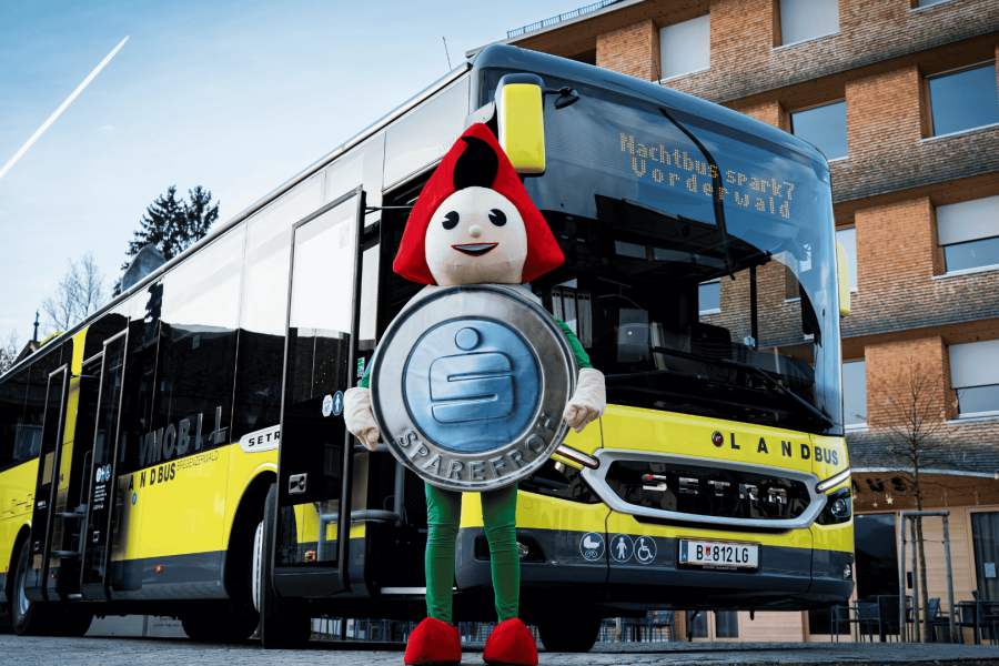 Sparefroh mit Nachbus vor dem Posthus in Egg