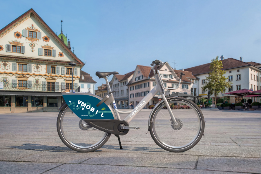 Ein VMOBIL Leihrad steht in Dornbirn am Marktplatz. (Fotomontage)
