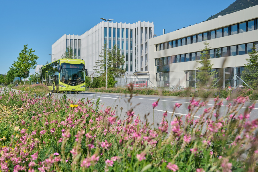 LIEmobil Bus im Frühling