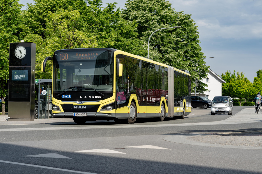 gelber Linienbus an der Haltestelle Wolfurt Cubus