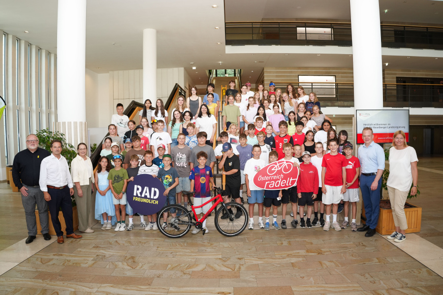 Gruppenfoto aller Gewinner*innen beim Schoolbiker 2026