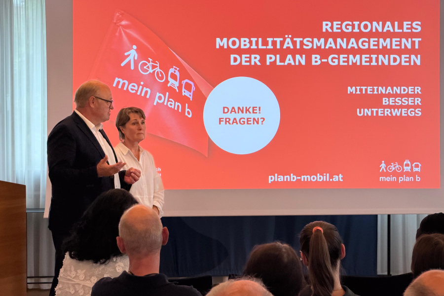 Bgm. Elmar Rhomberg und Bgmin. Angelika Moosbrugger präsentieren gemeinsam