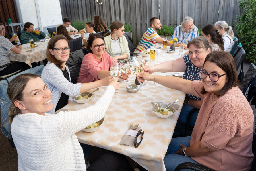 Frauen stoßen mit einem Gläschen Wein an