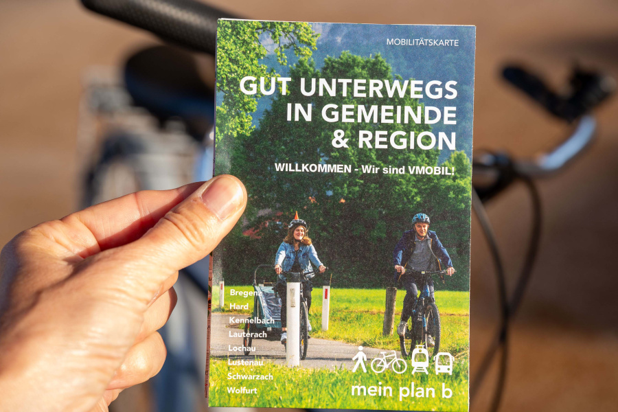 Person hält plan b-Mobilitätskarte in der Hand