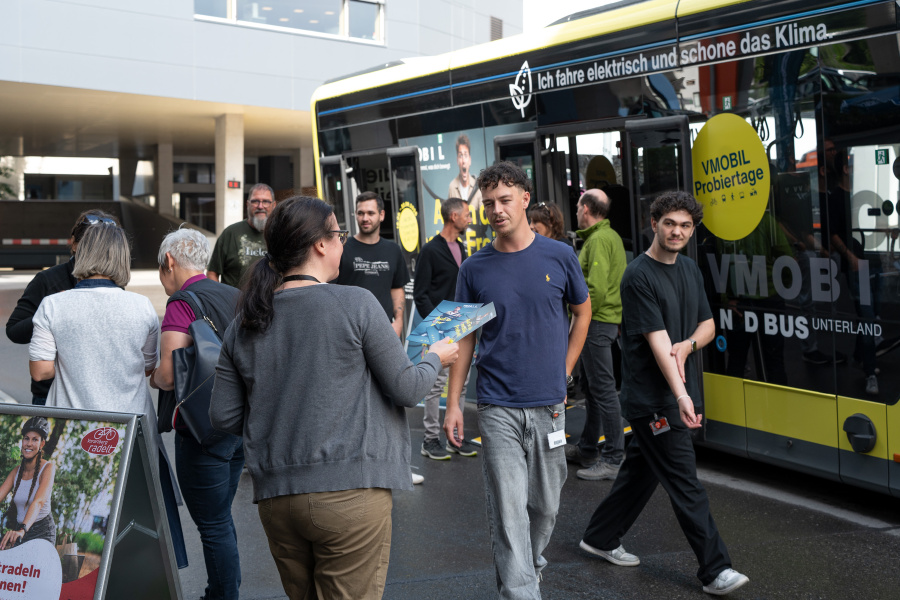 Mitarbeiter:innen der Firma Blum informierten sich beim VMOBIL Tourbus (c) Blum
