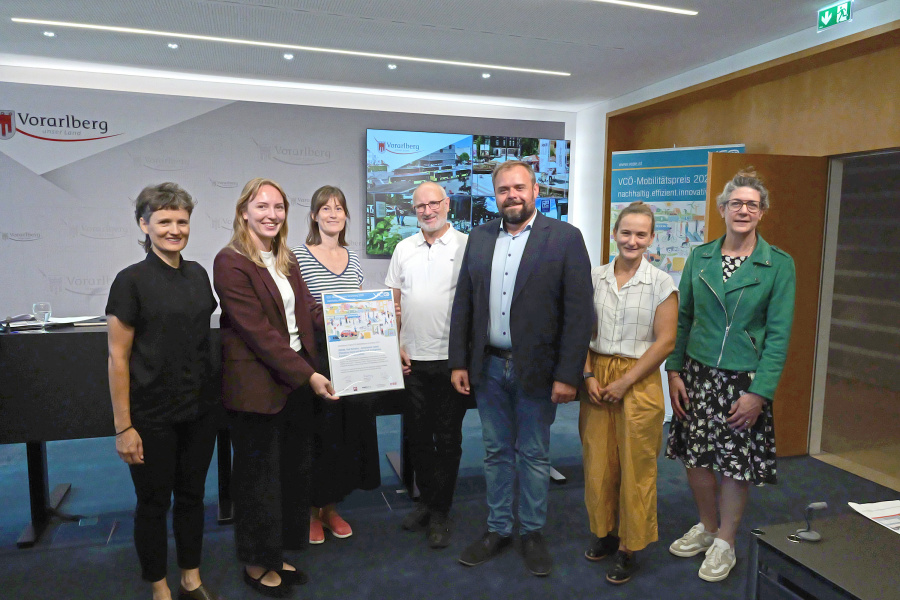 Die Auszeichnung als vorbildliches Projekt beim VCÖ-Mobilitätspreis Vorarlberg nahmen die Projektverantwortlichen Heidrun Stoiser vom Verkehrsverbund Vorarlberg und Elisabeth Mair von der Stadt Dornbirn sowie Bürgermeister Markus Fäßler entgegen. (c) Land Vorarlberg/J.Wiedemann