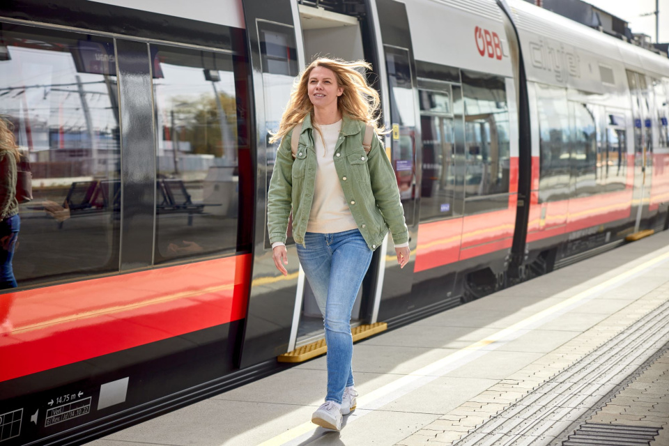 Frau am Bahnsteig