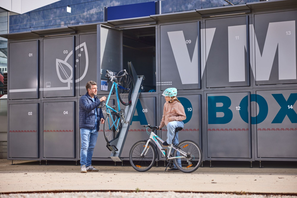 Mann beim Beladen der VMOBIL Radbox
